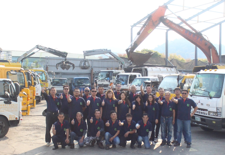 進行台北廢棄物、新北垃圾清運時，環保公司會使用專業器械作業。